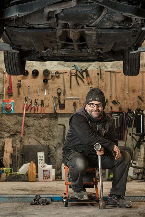 Ángel Merino en su taller mecánico en la localidad de El Boalo, Madrid